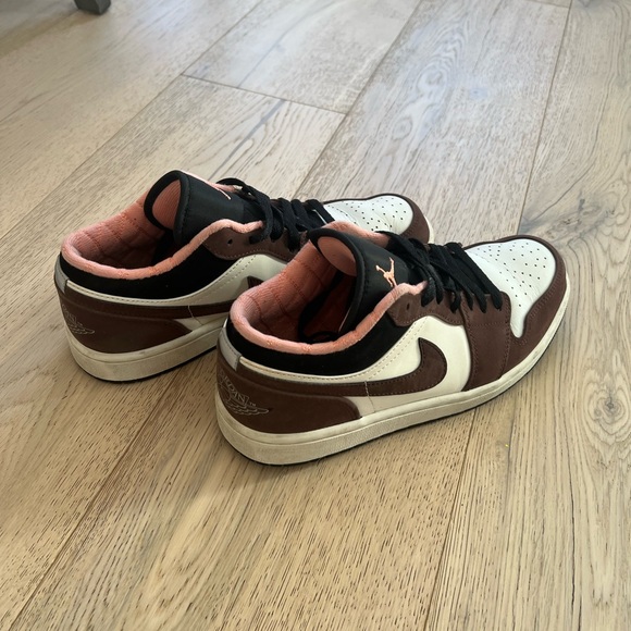 Air Jordan Low 1 Mocha 

Worn a handful of of times - but in great condition! - Picture 3 of 4